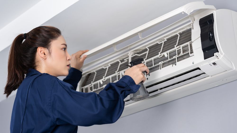 woman hvac technician cleaning AC filters