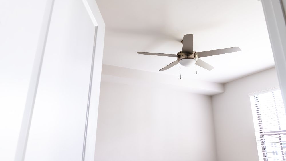 using ceiling fans in counterclockwise direction in a white apartment room in summers